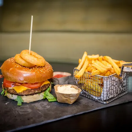 Tulip Airport מלון