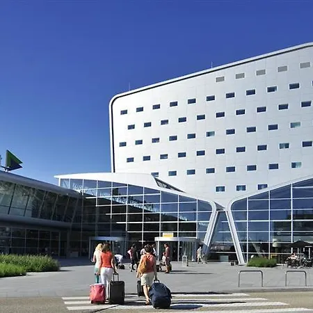 Tulip Airport מלון