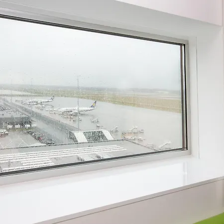 Tulip Airport מלון